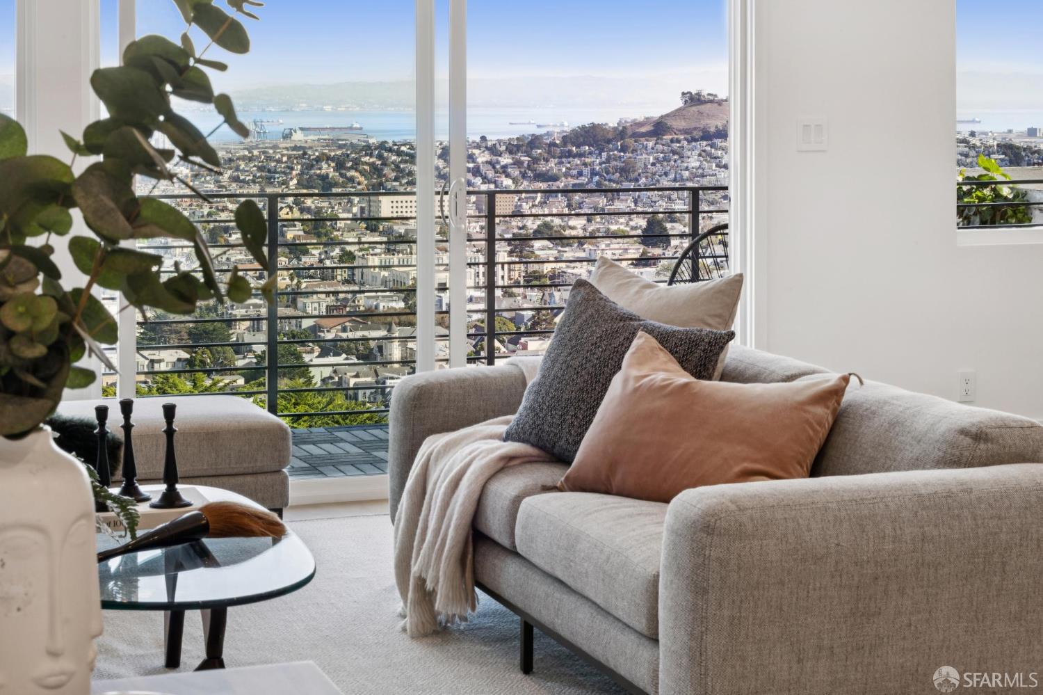 Detail Gallery Image 4 of 32 For 505 Grand View Ave #4,  San Francisco,  CA 94114 - 2 Beds | 2 Baths