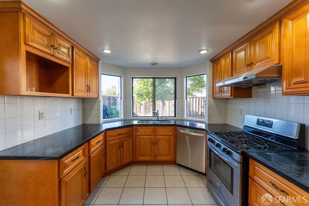 Detail Gallery Image 10 of 24 For 3779 Harlequin Ter, Fremont,  CA 94555 - 4 Beds | 2/1 Baths