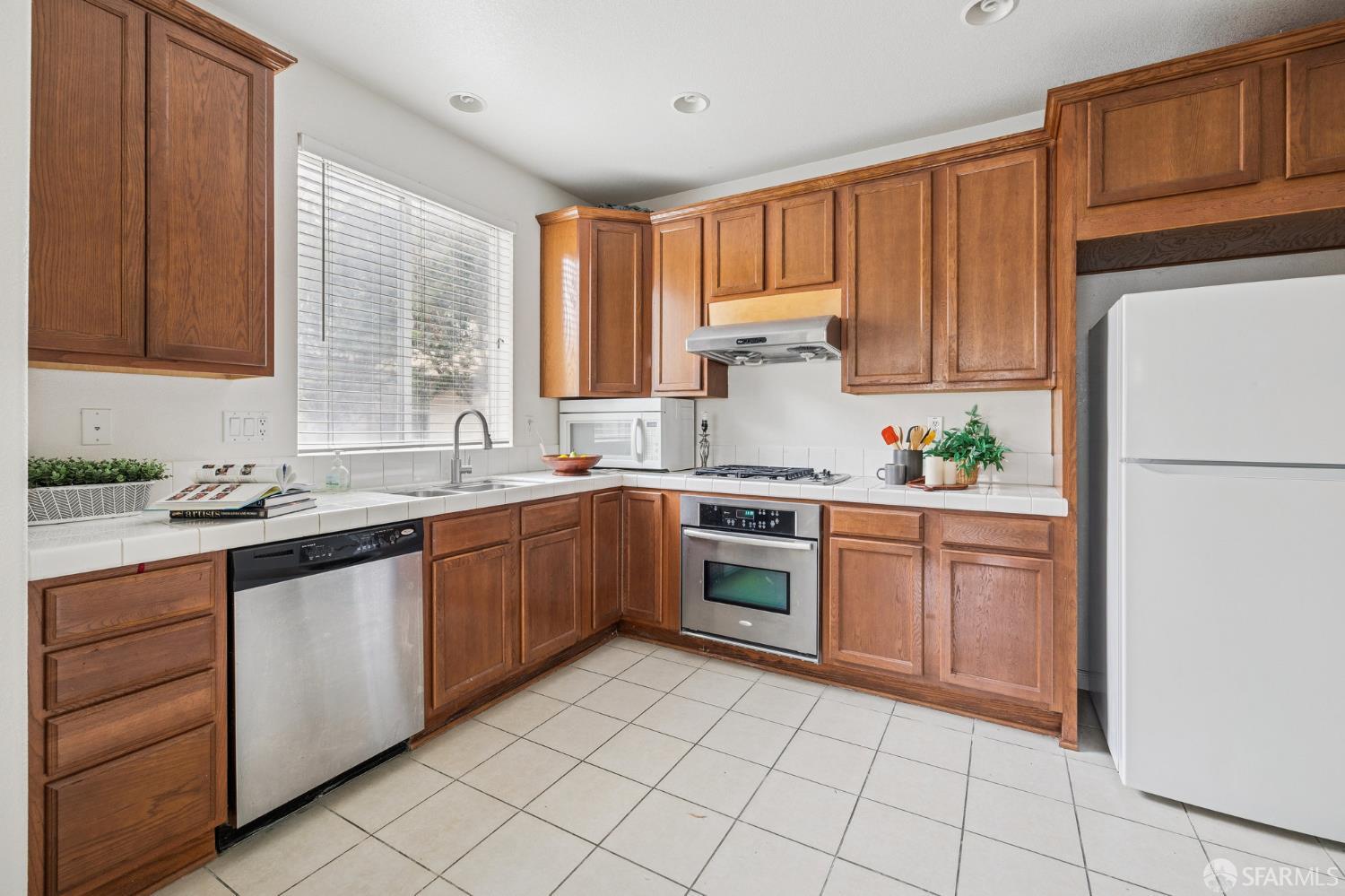 Detail Gallery Image 9 of 38 For 205 Montevina Way, Hayward,  CA 94545 - 5 Beds | 3 Baths