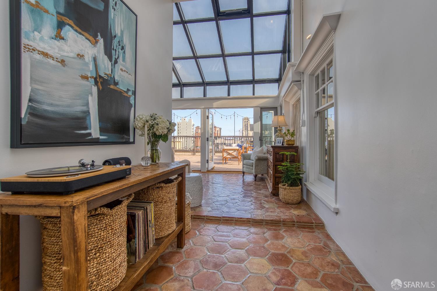 Detail Gallery Image 7 of 46 For 1244 Washington St, San Francisco,  CA 94108 - 2 Beds | 2 Baths