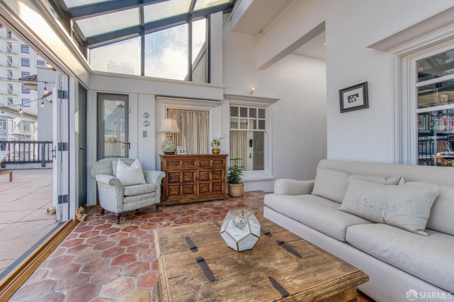 Detail Gallery Image 4 of 46 For 1244 Washington St, San Francisco,  CA 94108 - 2 Beds | 2 Baths