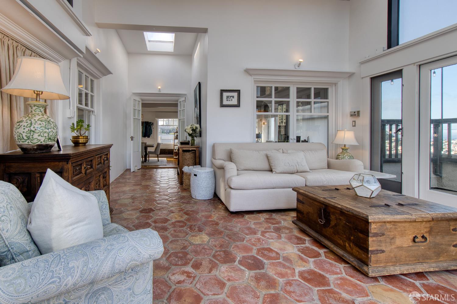 Detail Gallery Image 3 of 46 For 1244 Washington St, San Francisco,  CA 94108 - 2 Beds | 2 Baths