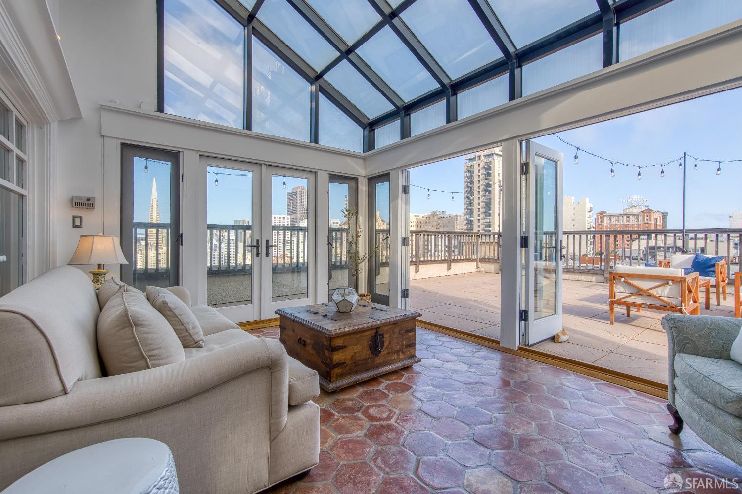 Detail Gallery Image 6 of 46 For 1244 Washington St, San Francisco,  CA 94108 - 2 Beds | 2 Baths