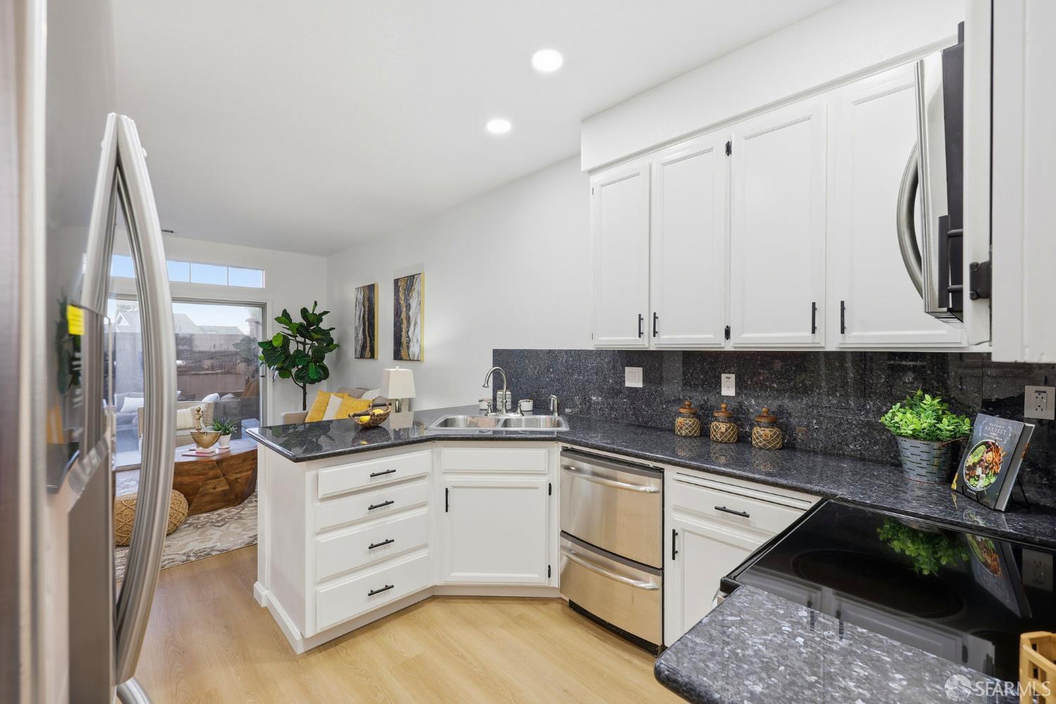 Detail Gallery Image 14 of 42 For 287 Scotts Vly, Hercules,  CA 94547 - 3 Beds | 2/1 Baths