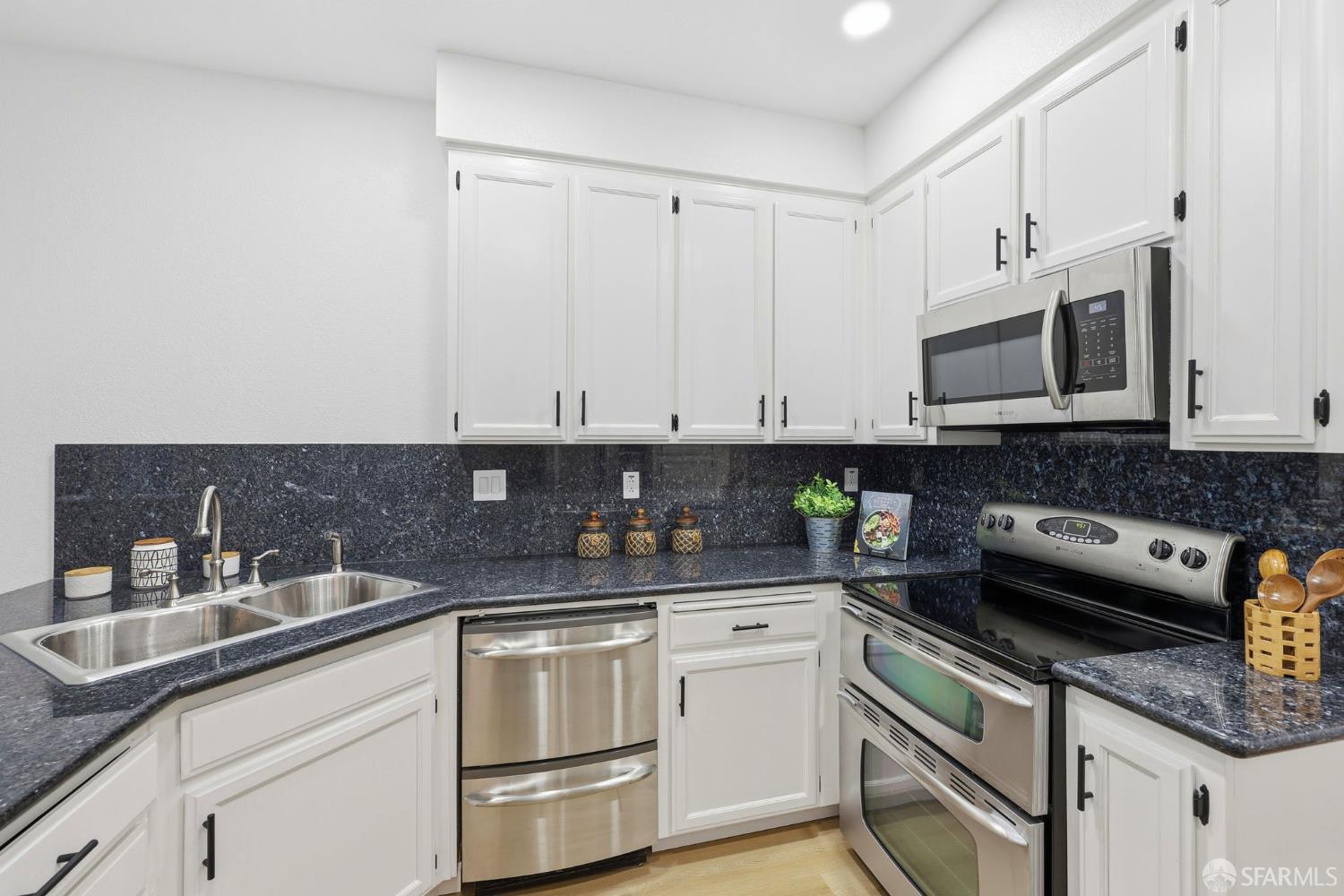 Detail Gallery Image 15 of 42 For 287 Scotts Vly, Hercules,  CA 94547 - 3 Beds | 2/1 Baths