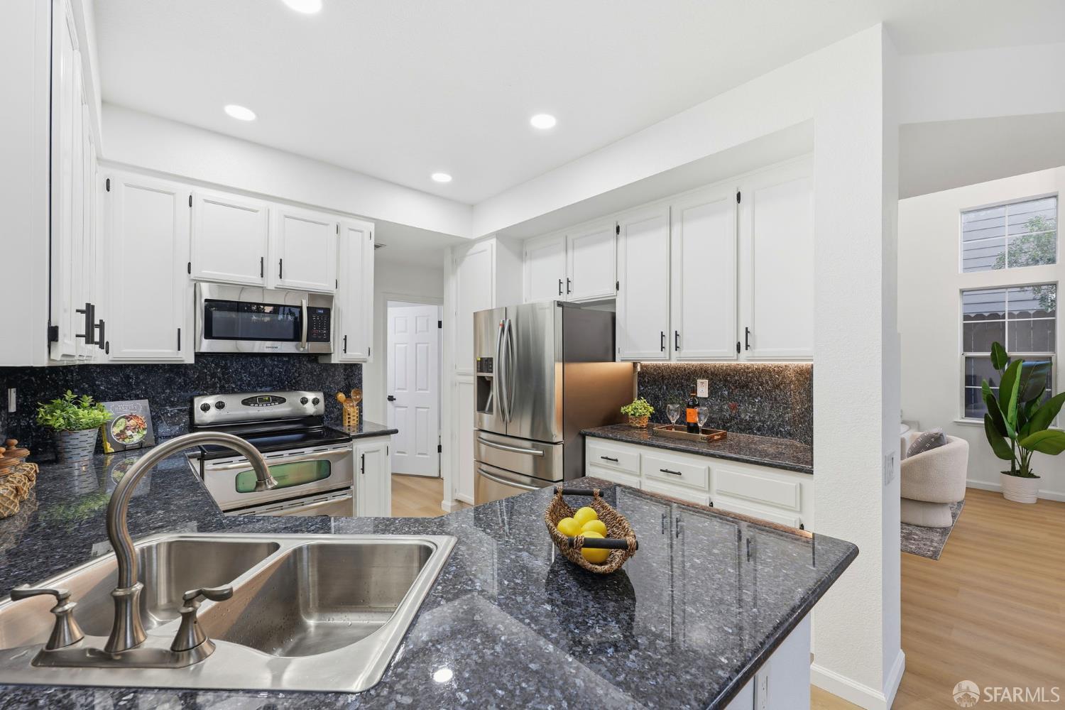 Detail Gallery Image 13 of 42 For 287 Scotts Vly, Hercules,  CA 94547 - 3 Beds | 2/1 Baths