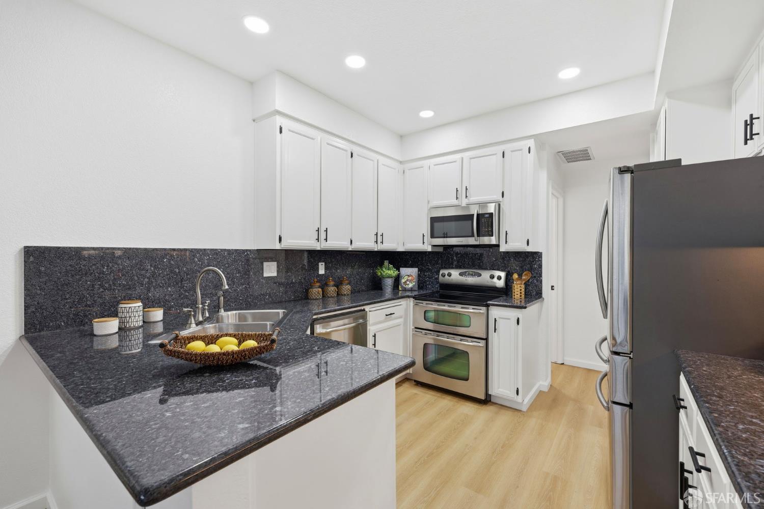 Detail Gallery Image 12 of 42 For 287 Scotts Vly, Hercules,  CA 94547 - 3 Beds | 2/1 Baths