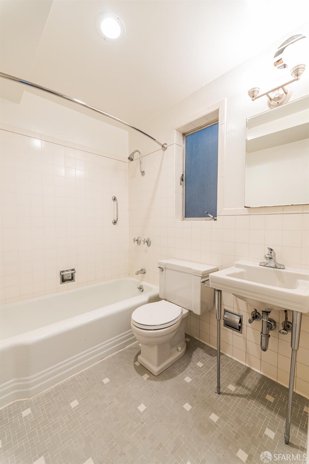 Detail Gallery Image 3 of 15 For 866 Green St #5,  San Francisco,  CA 94133 - 0 Beds | 1/1 Baths