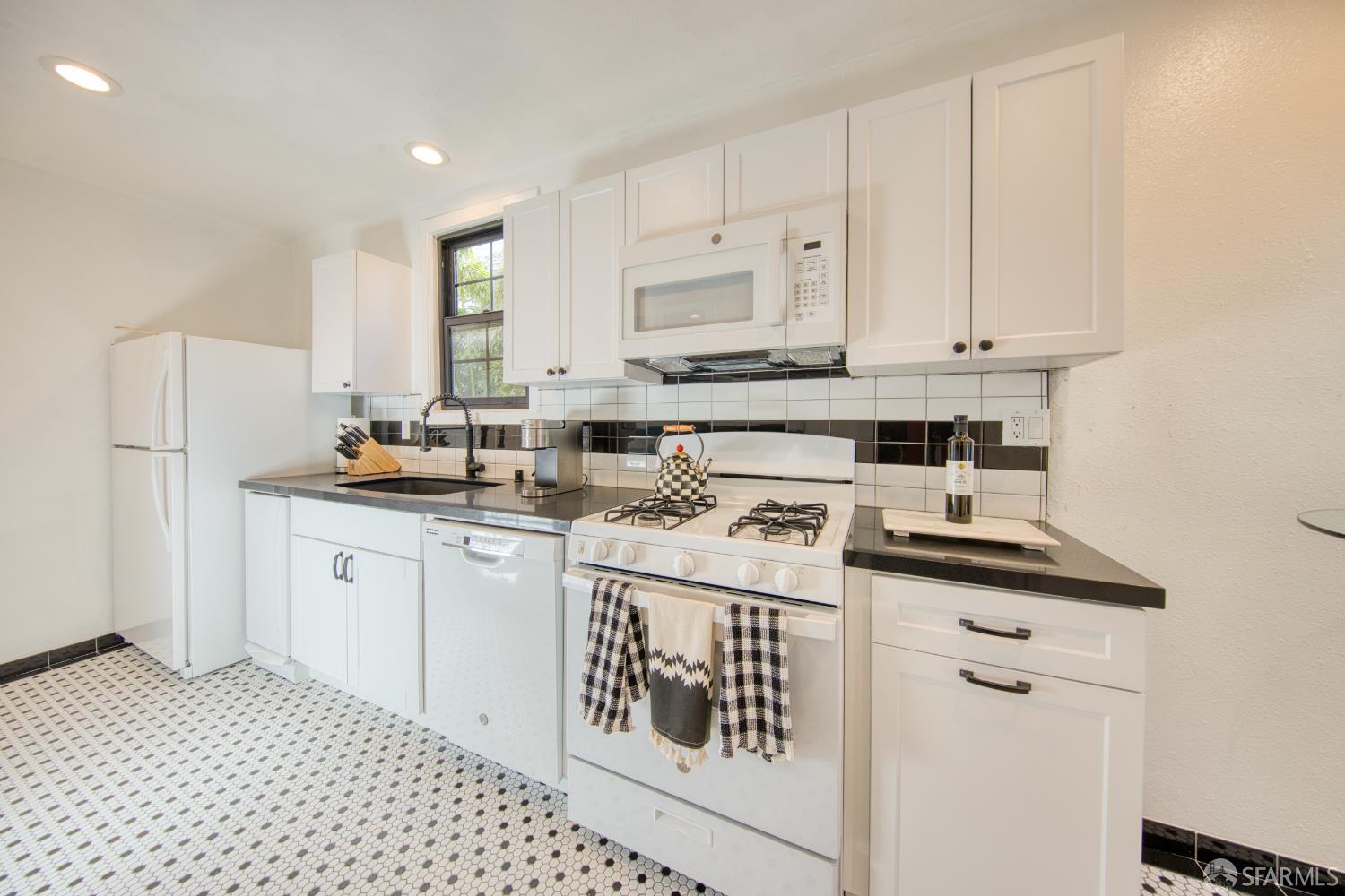 Detail Gallery Image 25 of 38 For 2918 Lyon St, San Francisco,  CA 94123 - – Beds | – Baths