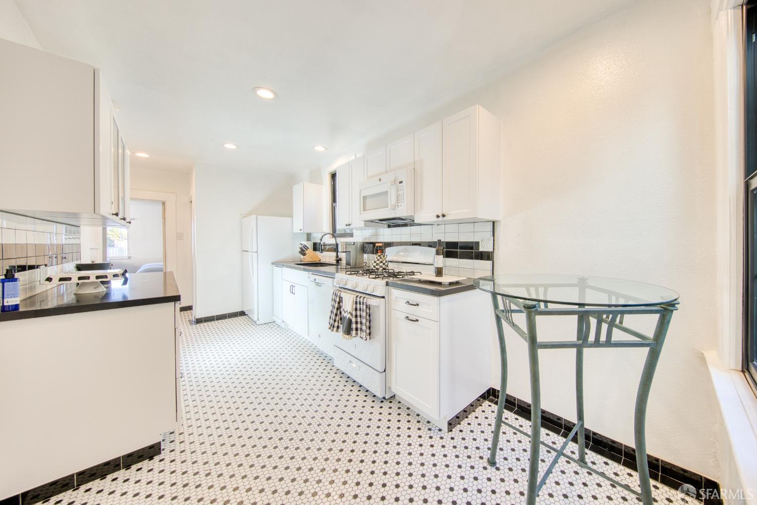 Detail Gallery Image 22 of 38 For 2918 Lyon St, San Francisco,  CA 94123 - – Beds | – Baths