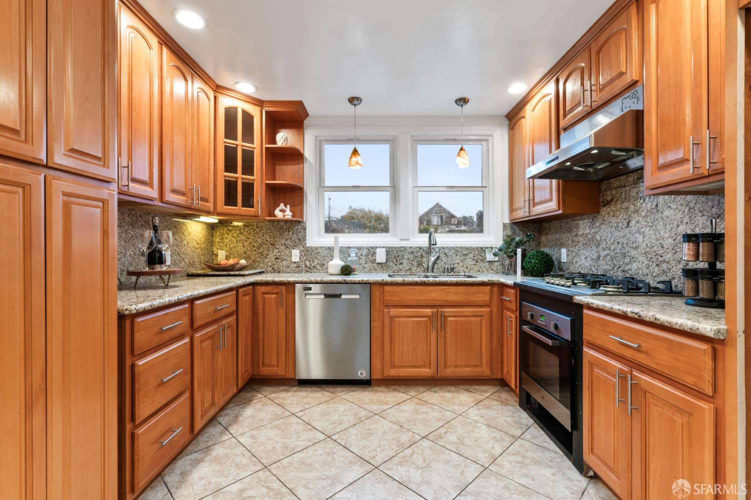 Detail Gallery Image 9 of 37 For 211 Sadowa St, San Francisco,  CA 94112 - 3 Beds | 1 Baths