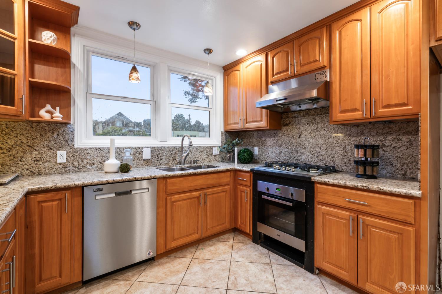 Detail Gallery Image 12 of 37 For 211 Sadowa St, San Francisco,  CA 94112 - 3 Beds | 1 Baths