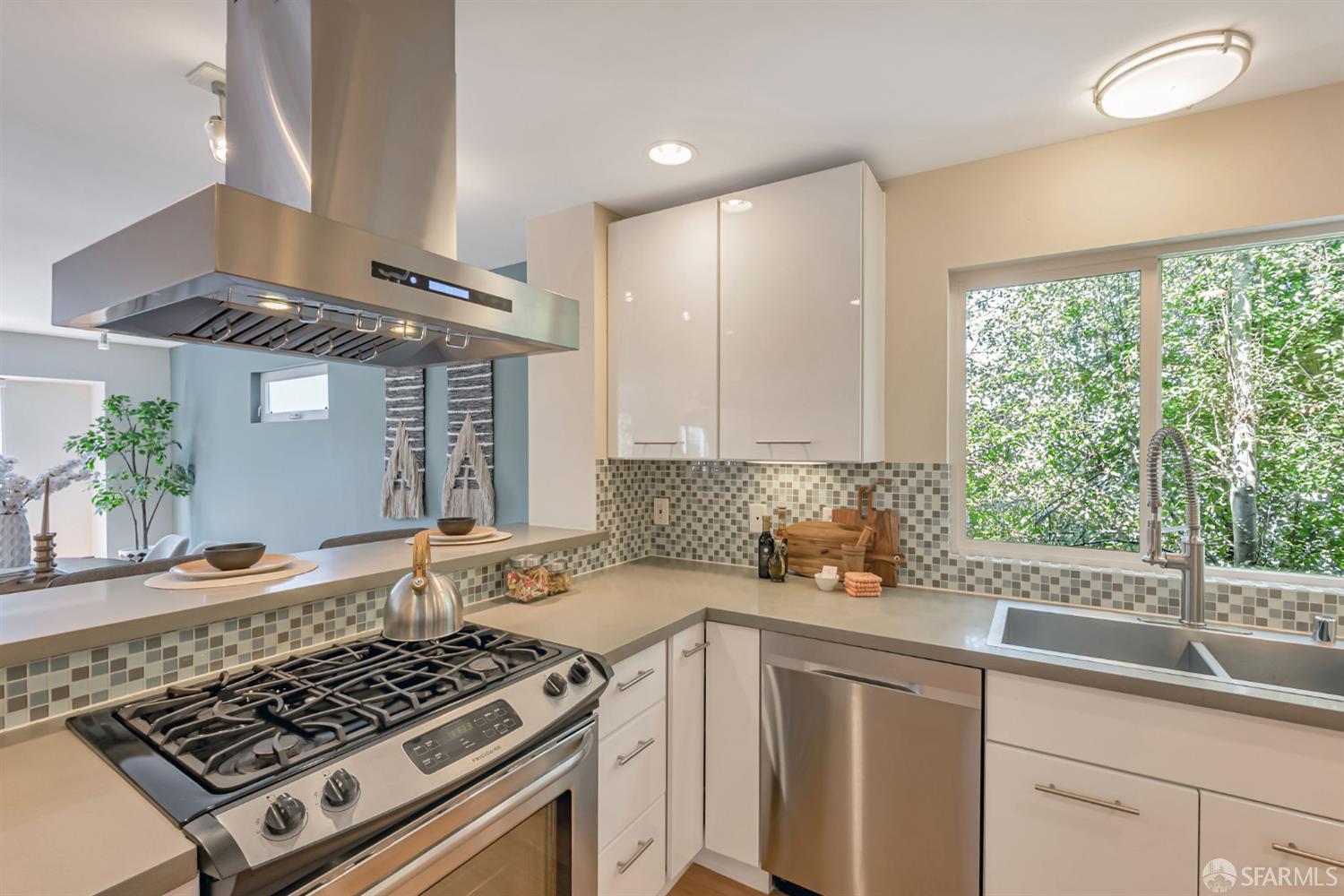 Detail Gallery Image 15 of 55 For 1028 55 St, Oakland,  CA 94608 - 4 Beds | 4 Baths