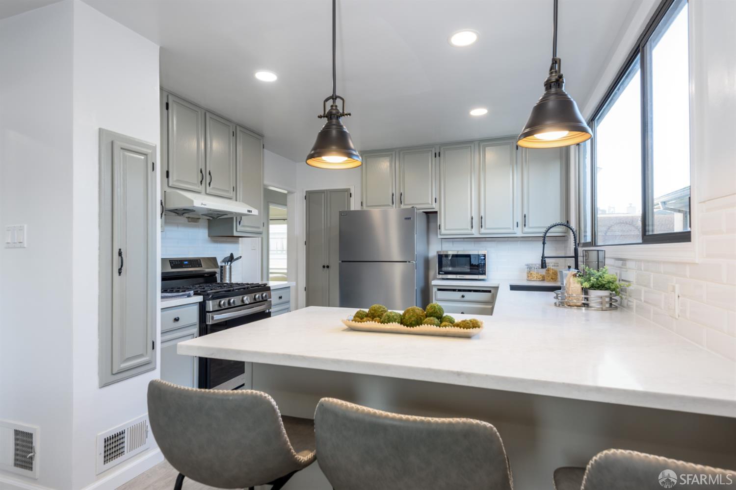 Detail Gallery Image 9 of 25 For 691 Stoneyford Dr, Daly City,  CA 94015 - 6 Beds | 3 Baths