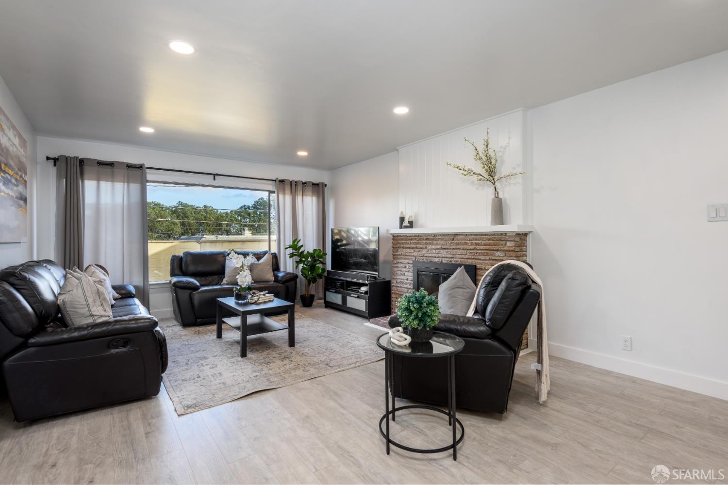 Detail Gallery Image 4 of 25 For 691 Stoneyford Dr, Daly City,  CA 94015 - 6 Beds | 3 Baths