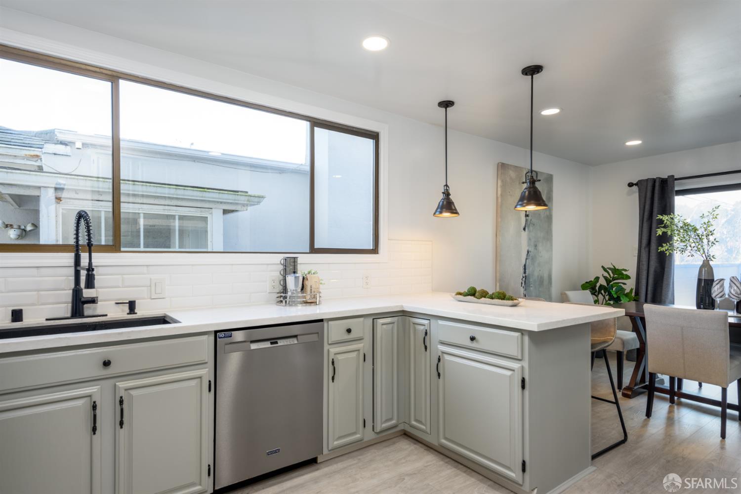 Detail Gallery Image 8 of 25 For 691 Stoneyford Dr, Daly City,  CA 94015 - 6 Beds | 3 Baths