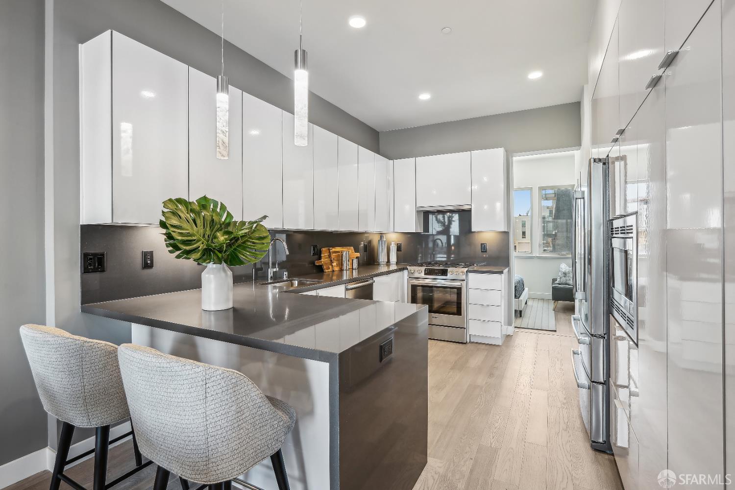 Detail Gallery Image 3 of 14 For 87 Kirkwood Ave, San Francisco,  CA 94124 - 3 Beds | 2/1 Baths