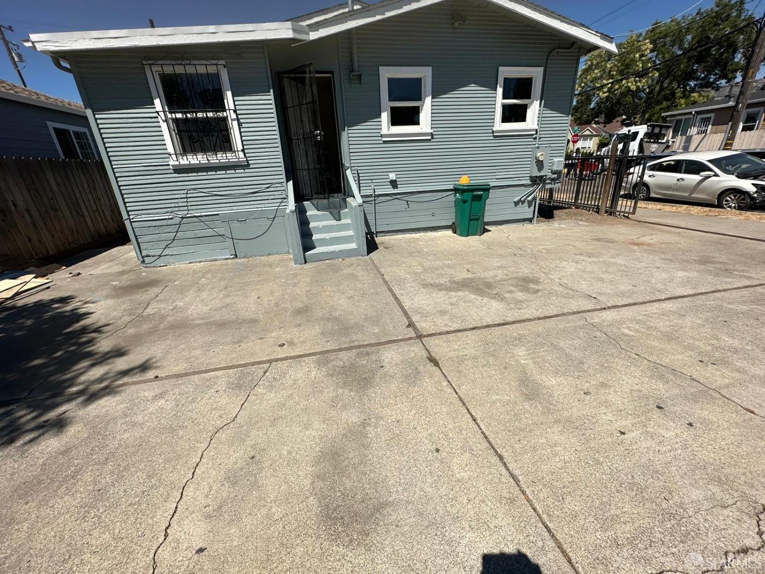 Detail Gallery Image 2 of 10 For 1974 82nd Ave, Oakland,  CA 94621 - – Beds | – Baths