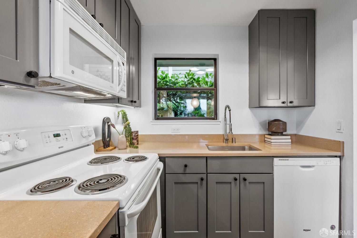 Detail Gallery Image 14 of 41 For 11 Littlefield Ter, San Francisco,  CA 94107 - 3 Beds | 1 Baths