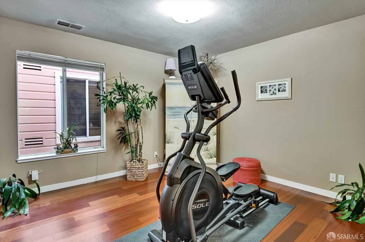 Detail Gallery Image 20 of 33 For 1678 Wallace Ave, San Francisco,  CA 94124 - 3 Beds | 2 Baths