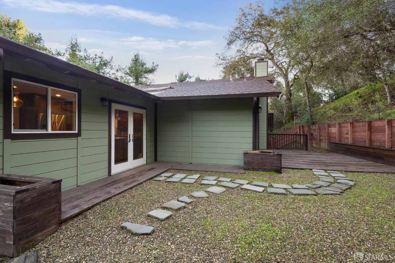 Detail Gallery Image 30 of 67 For 305 Lindsey Dr, Martinez,  CA 94553 - 4 Beds | 3/2 Baths