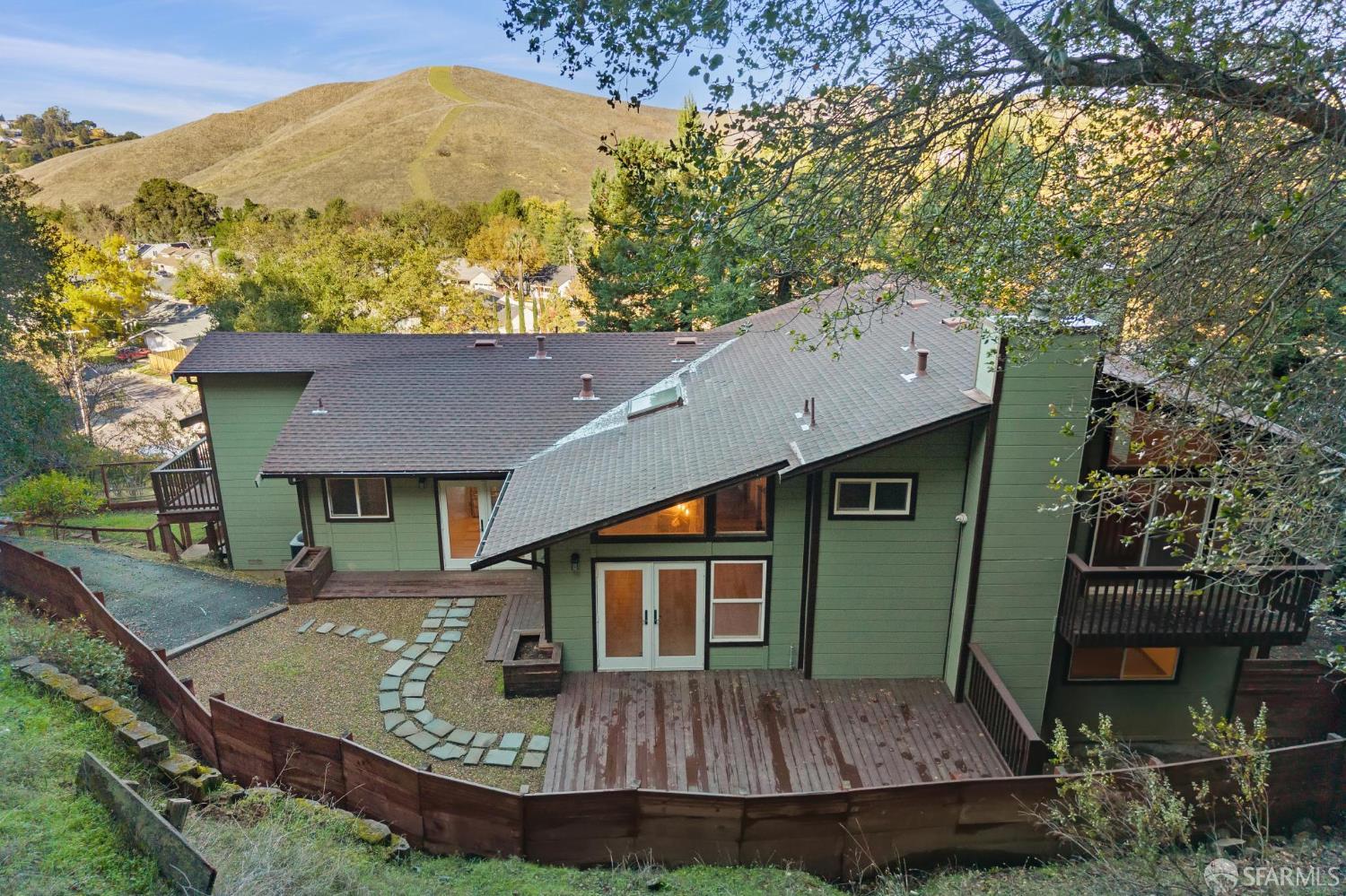 Detail Gallery Image 2 of 67 For 305 Lindsey Dr, Martinez,  CA 94553 - 4 Beds | 3/2 Baths