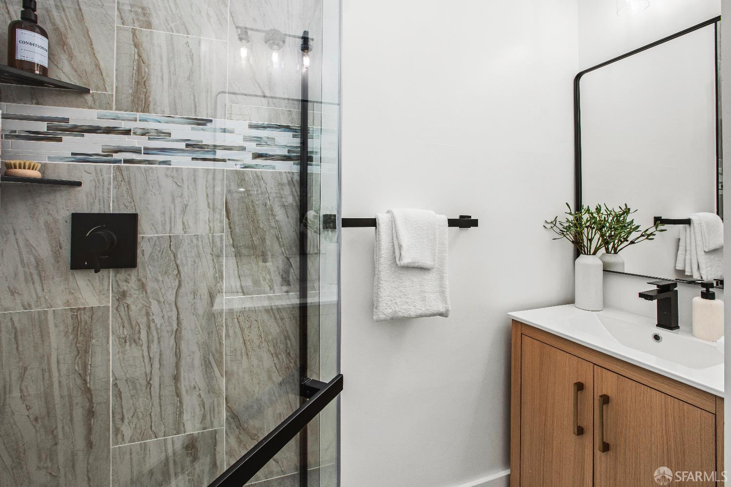 Detail Gallery Image 12 of 17 For 1319 Lyon St, San Francisco,  CA 94115 - 4 Beds | 3 Baths