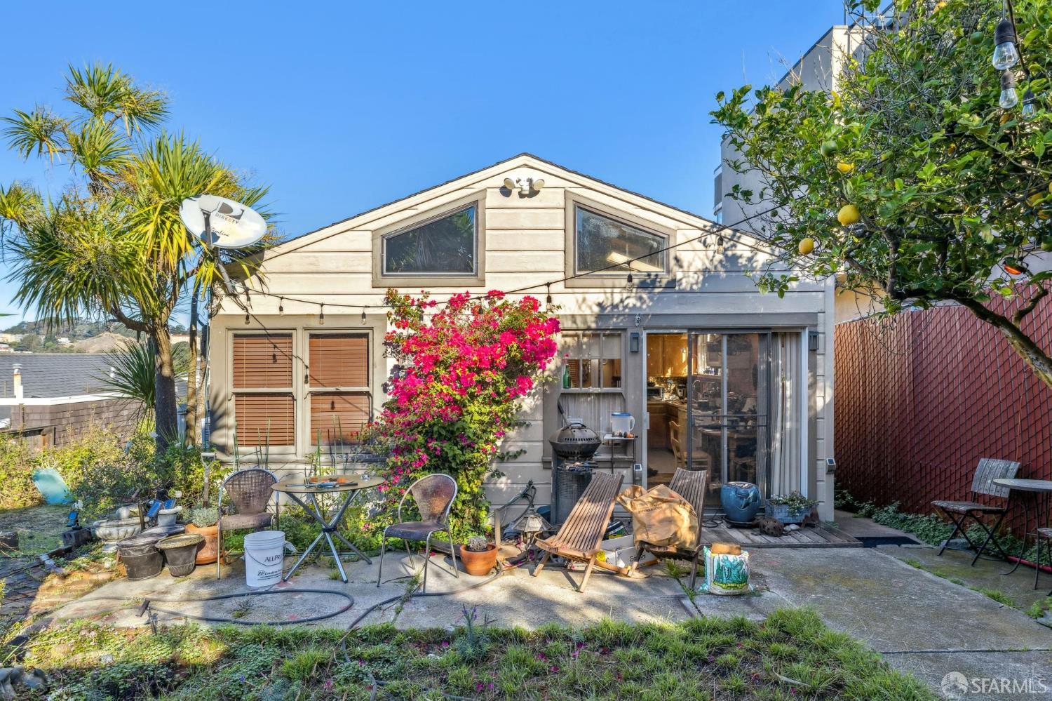 Detail Gallery Image 5 of 16 For 465 Liberty St, San Francisco,  CA 94114 - 2 Beds | 2 Baths