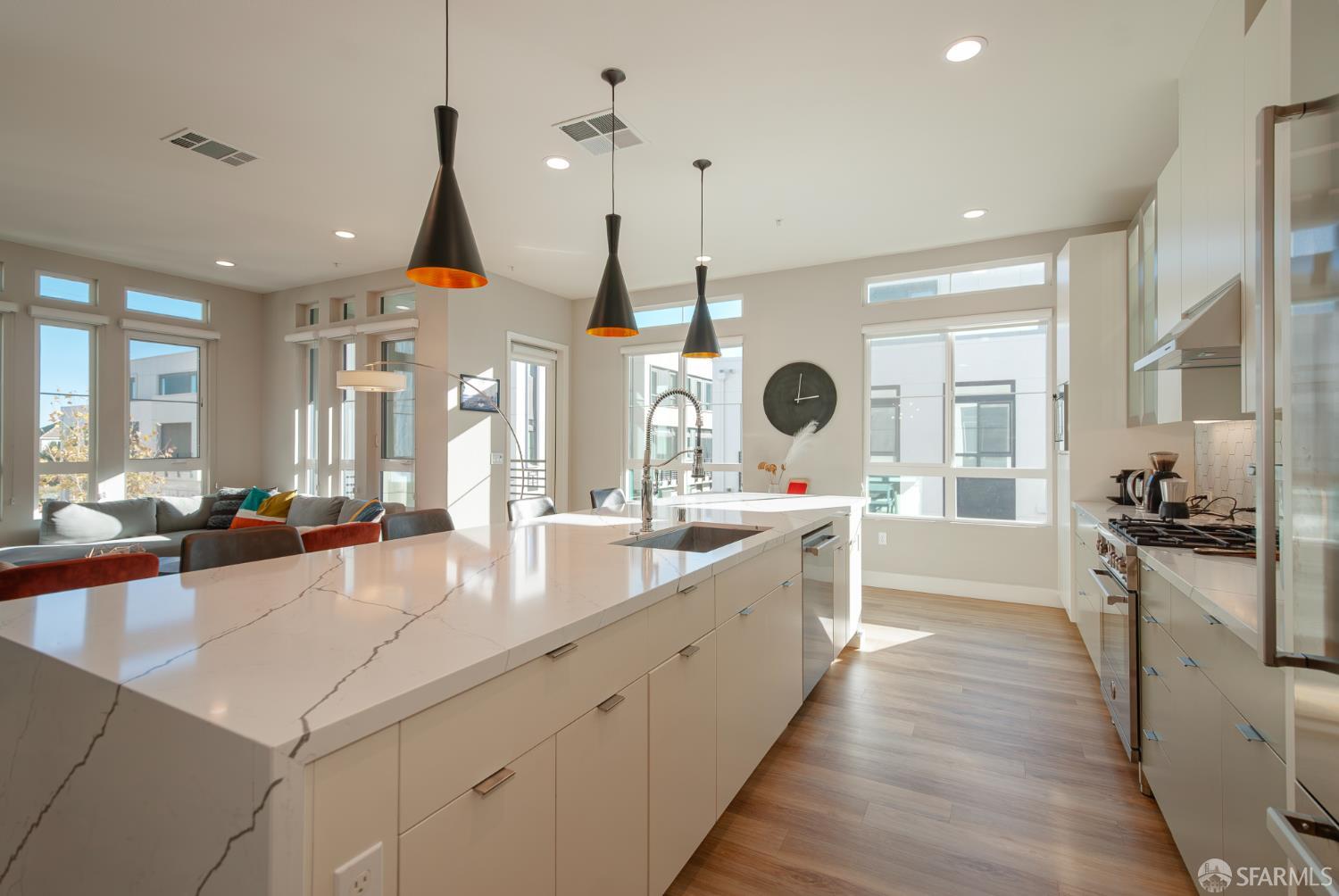 Detail Gallery Image 4 of 41 For 2137 Starling Ln #502,  Alameda,  CA 94501 - 3 Beds | 2/1 Baths