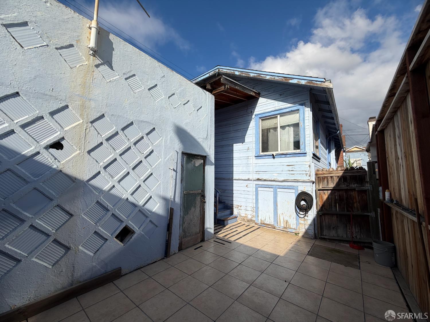 Detail Gallery Image 8 of 9 For 1934 38th Ave, Oakland,  CA 94601 - 5 Beds | 3 Baths