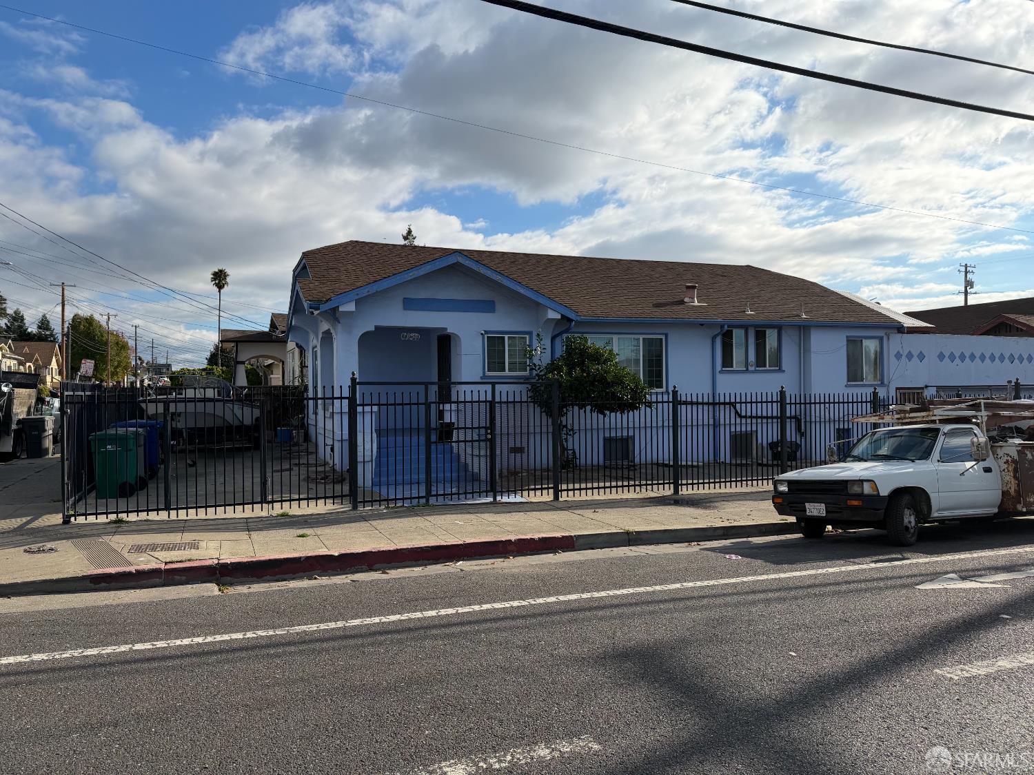 Detail Gallery Image 2 of 9 For 1934 38th Ave, Oakland,  CA 94601 - 5 Beds | 3 Baths