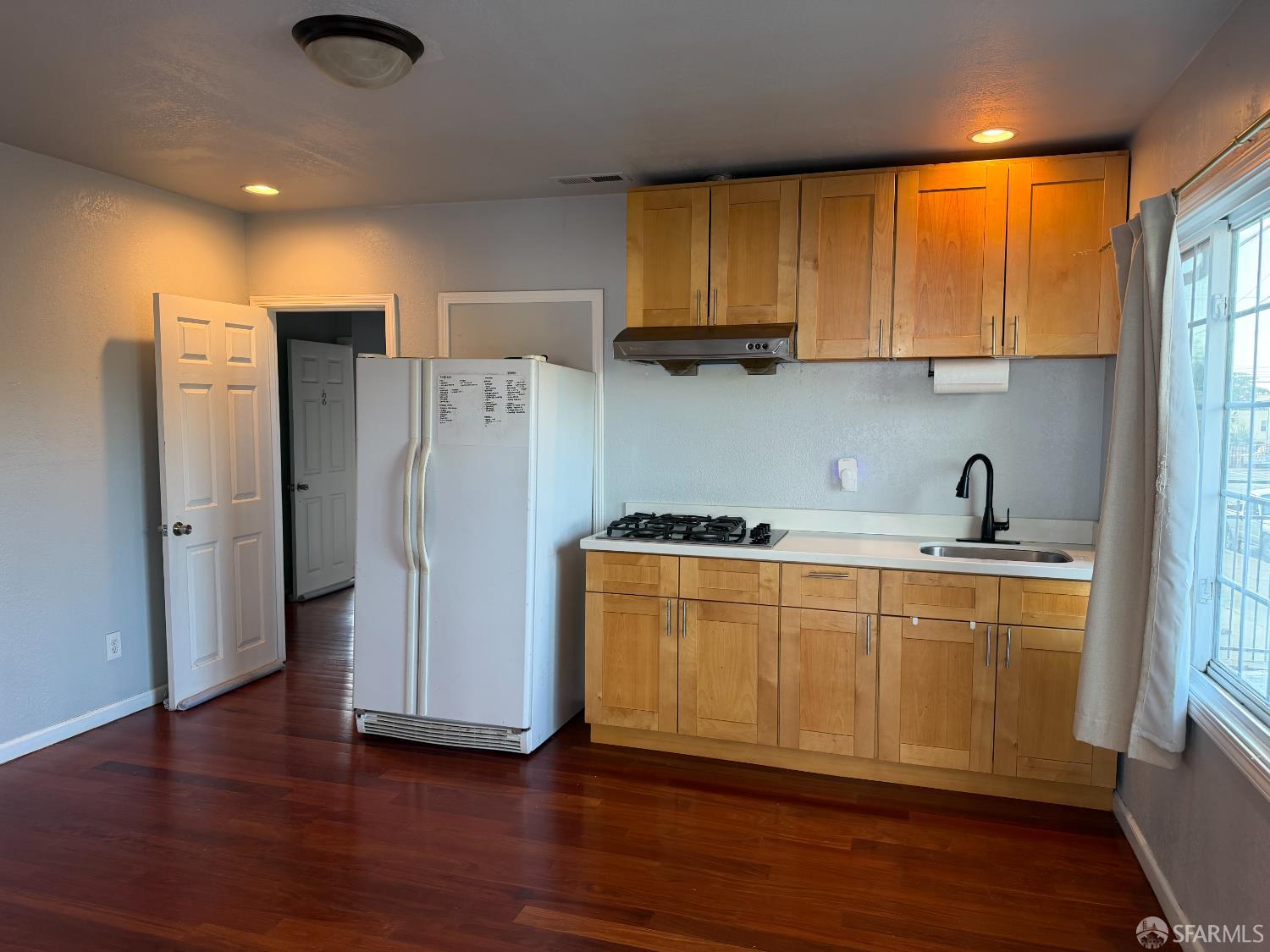 Detail Gallery Image 3 of 9 For 1934 38th Ave, Oakland,  CA 94601 - 5 Beds | 3 Baths