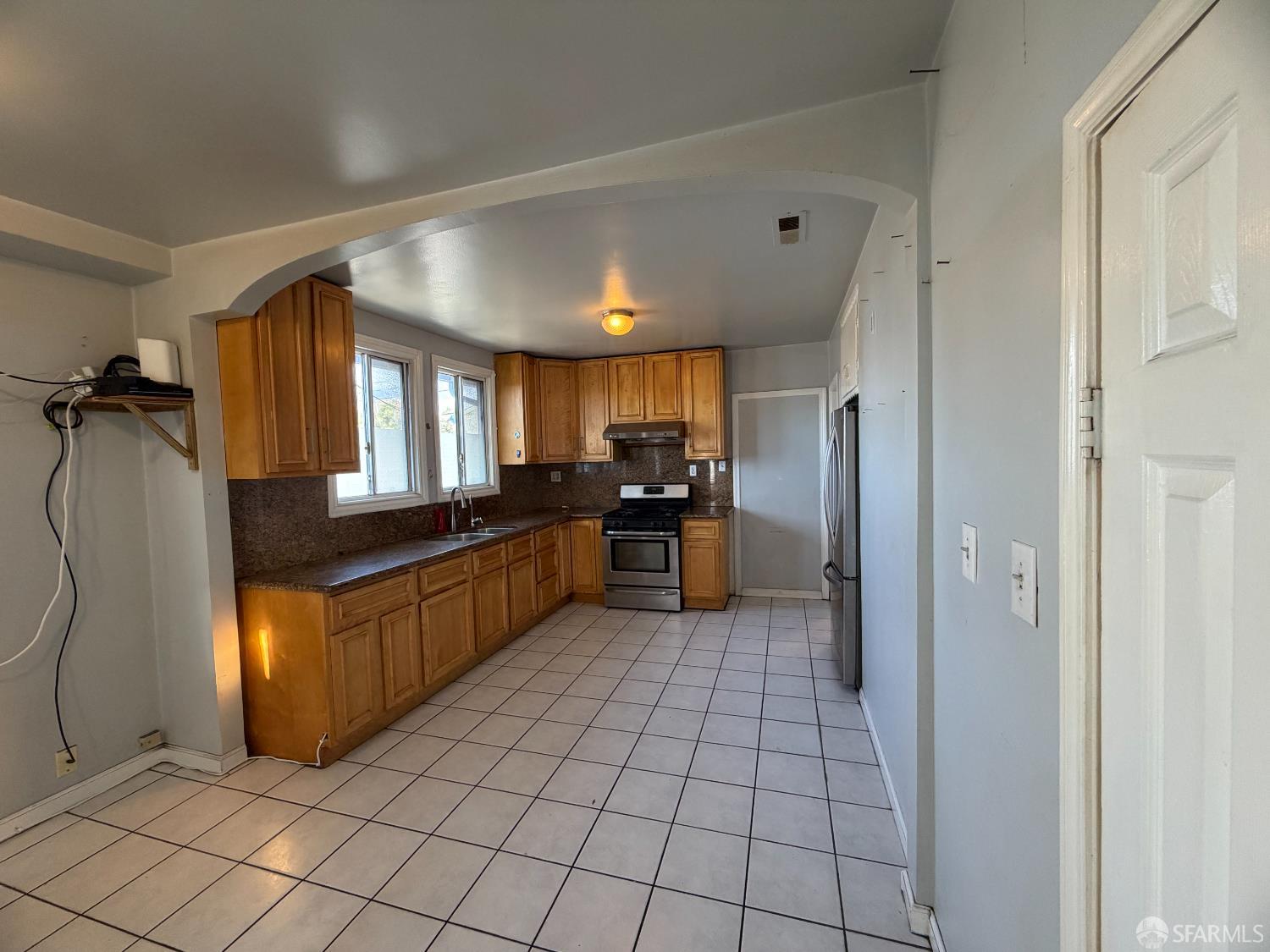 Detail Gallery Image 4 of 9 For 1934 38th Ave, Oakland,  CA 94601 - 5 Beds | 3 Baths