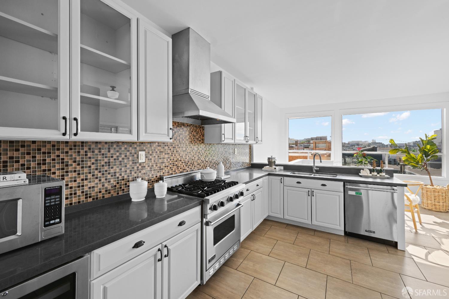 Detail Gallery Image 9 of 80 For 1259 Union St, San Francisco,  CA 94109 - 4 Beds | 3 Baths