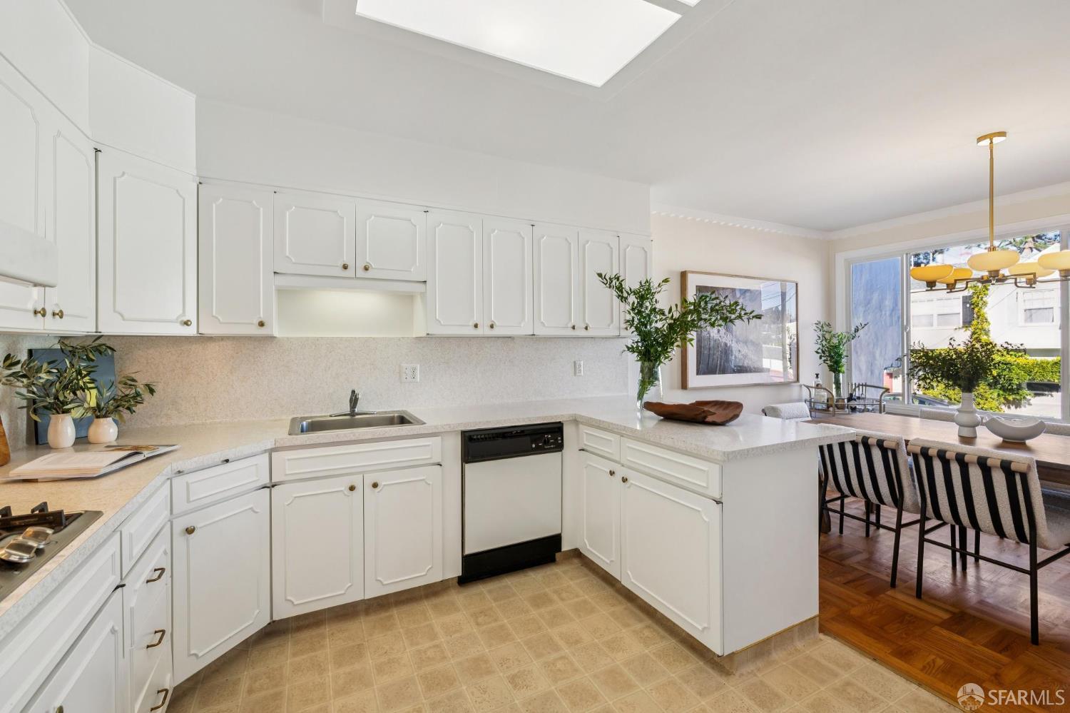 Detail Gallery Image 5 of 22 For 159 Stillings Ave, San Francisco,  CA 94131 - 2 Beds | 1 Baths