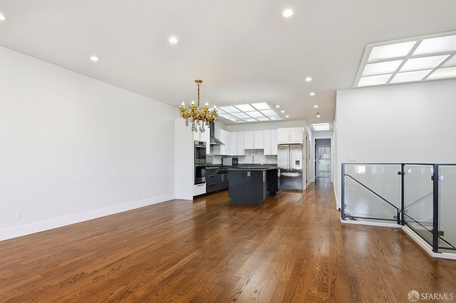 Detail Gallery Image 10 of 44 For 526 Silver Ave, San Francisco,  CA 94112 - 4 Beds | 3 Baths