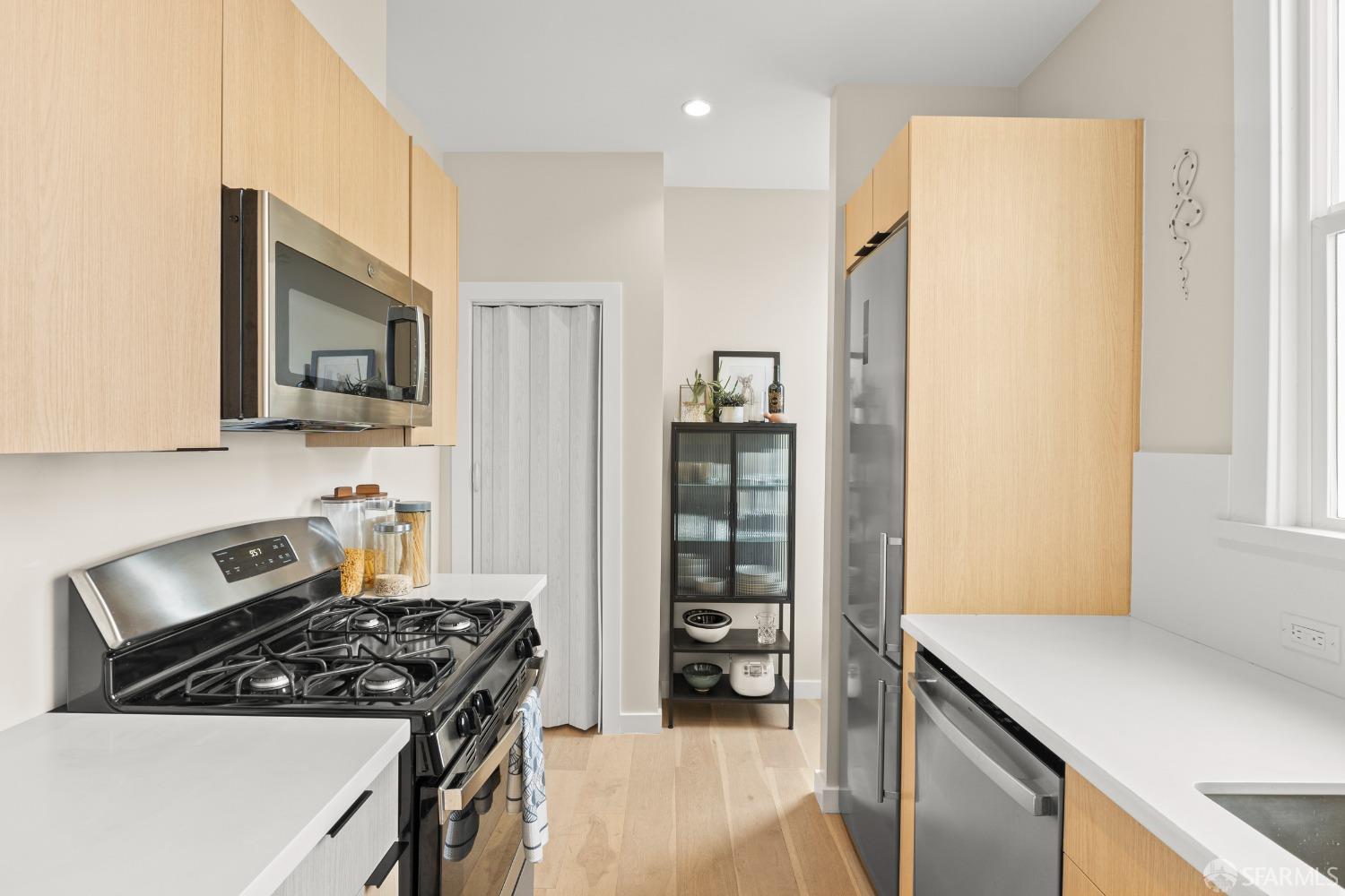 Detail Gallery Image 4 of 26 For 1811 Leavenworth St #7,  San Francisco,  CA 94109 - 2 Beds | 2 Baths