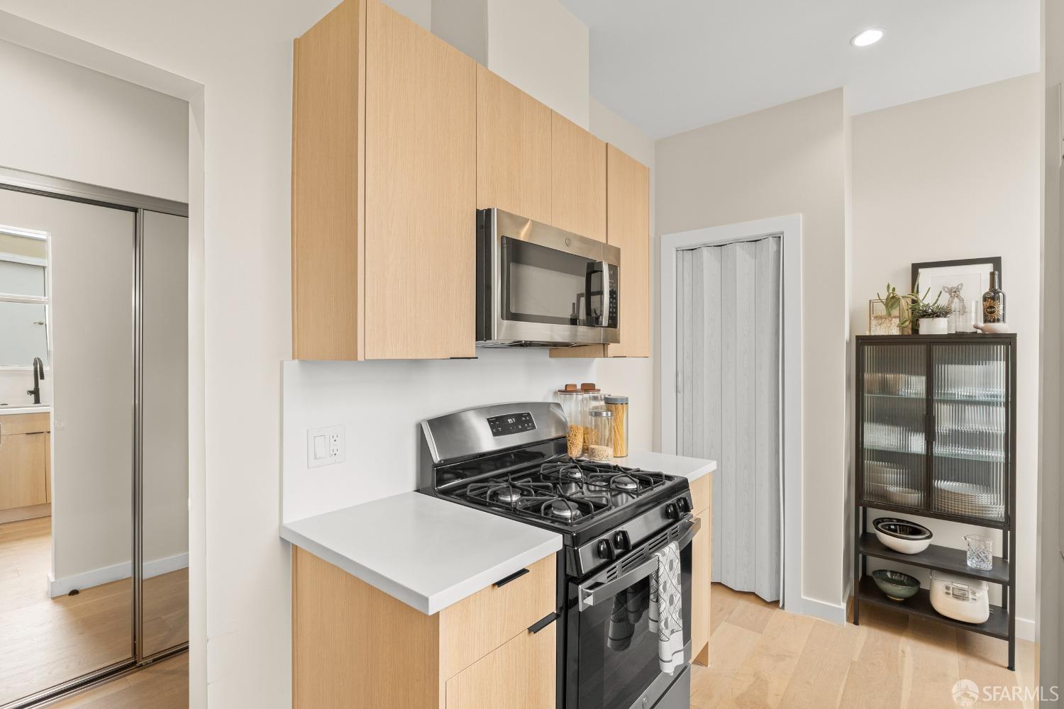 Detail Gallery Image 5 of 26 For 1811 Leavenworth St #7,  San Francisco,  CA 94109 - 2 Beds | 2 Baths