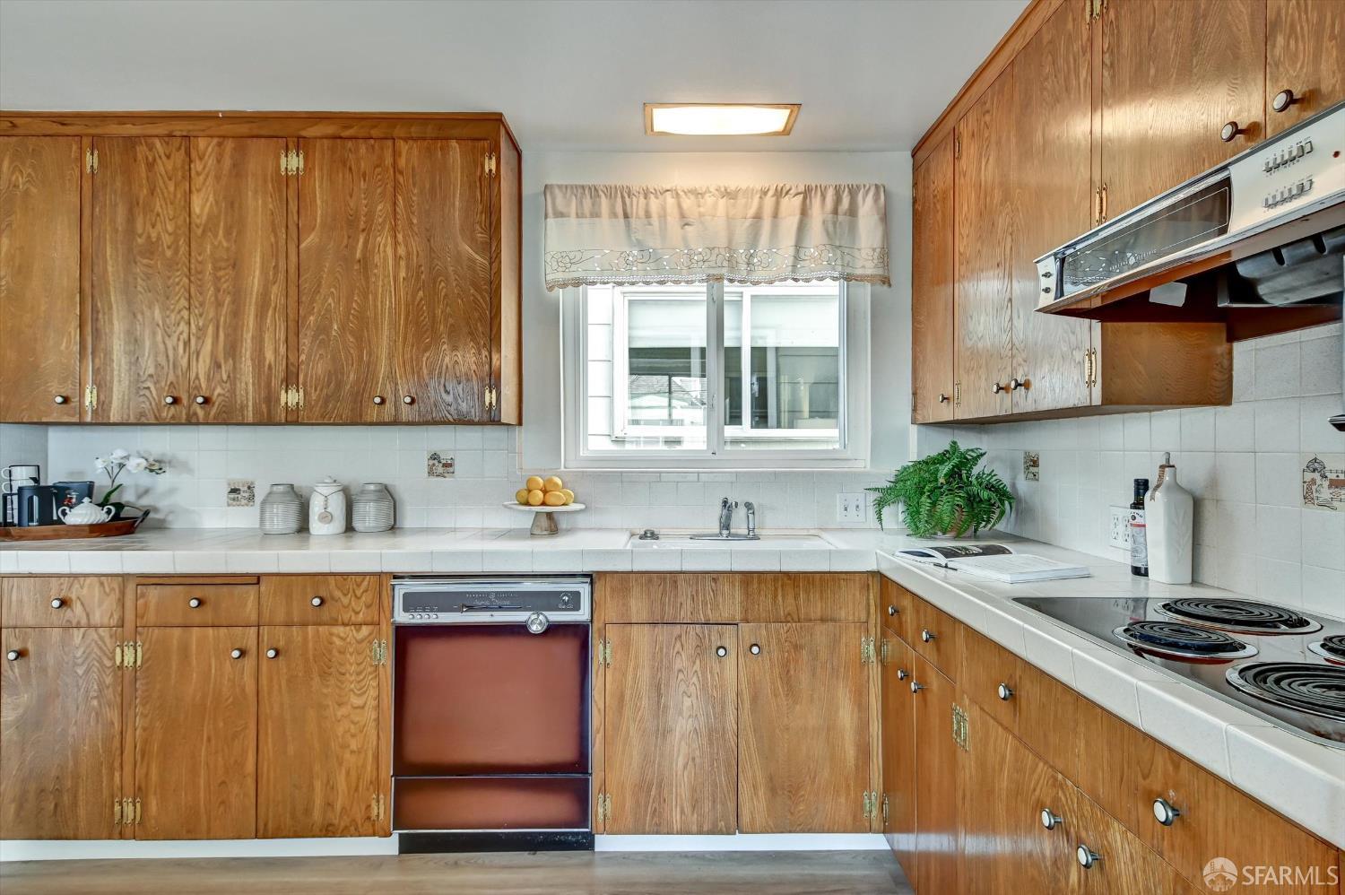 Detail Gallery Image 15 of 42 For 206 Somerset St, San Francisco,  CA 94134 - 3 Beds | 3 Baths