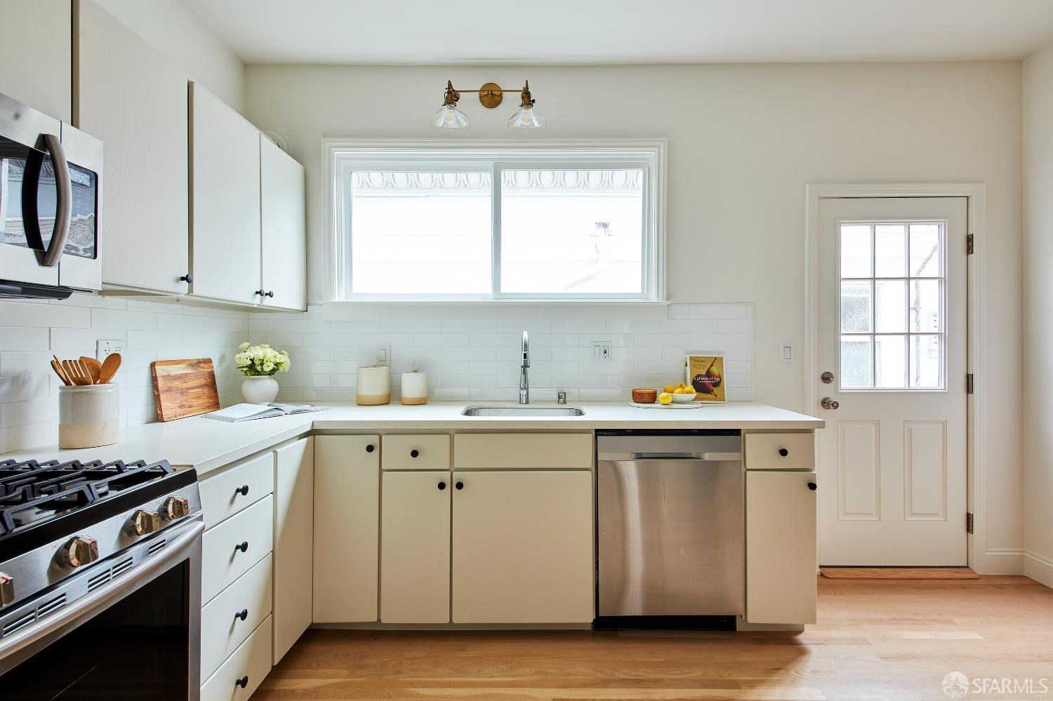 Detail Gallery Image 10 of 24 For 93 Palm Ave, San Francisco,  CA 94118 - 3 Beds | 1 Baths