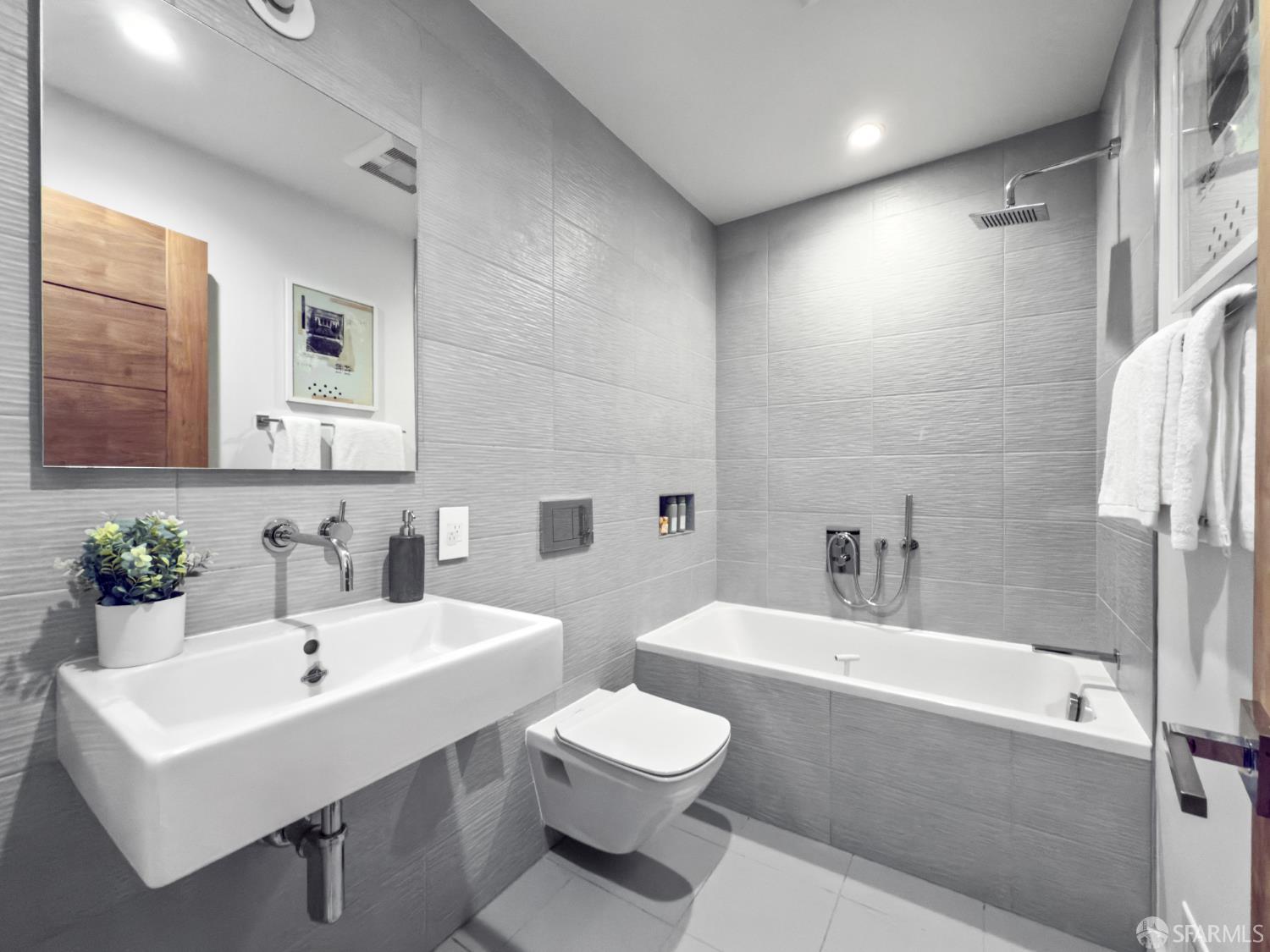 Detail Gallery Image 14 of 31 For 136 Bradford St, San Francisco,  CA 94110 - 4 Beds | 3 Baths