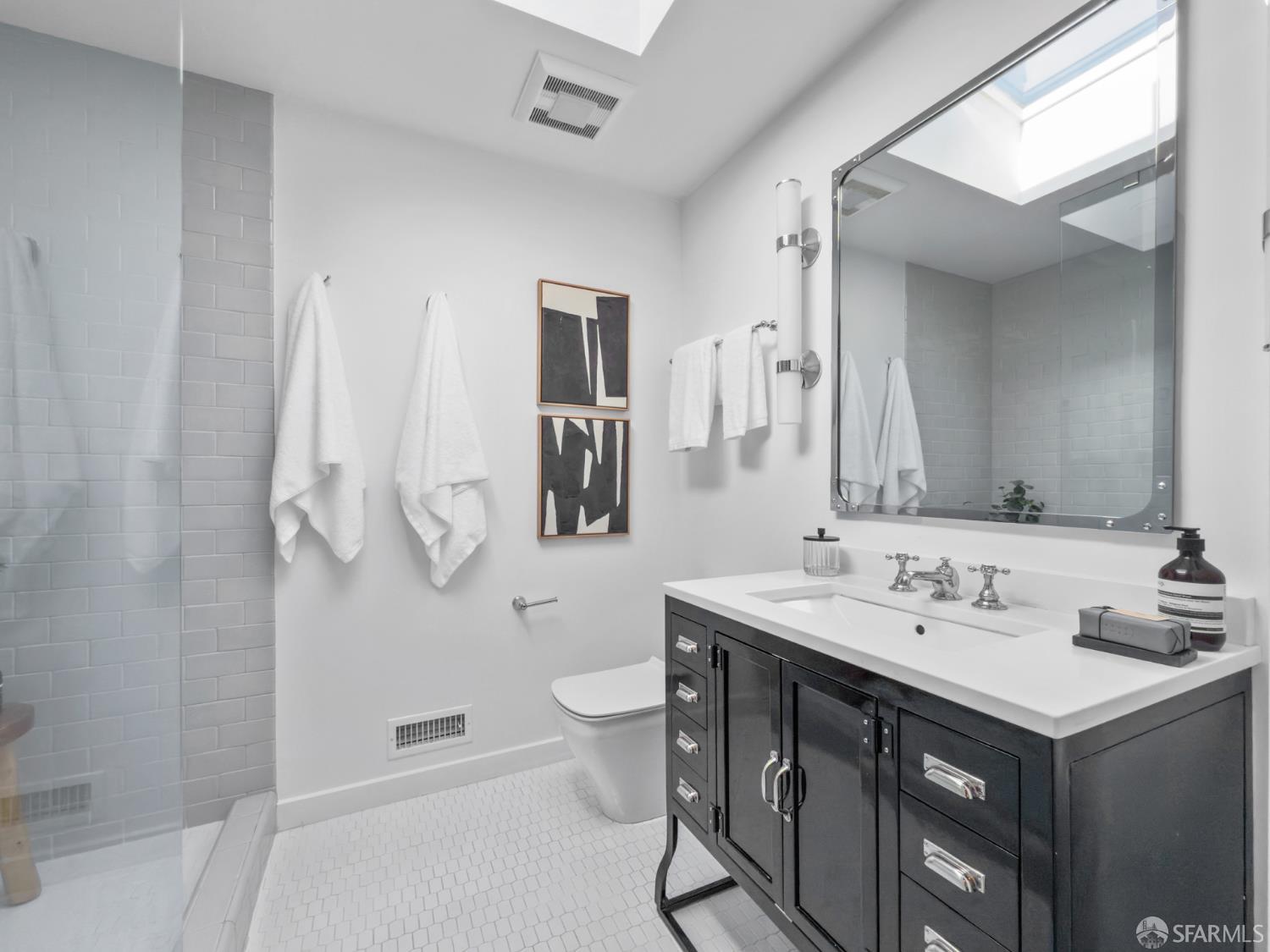 Detail Gallery Image 12 of 31 For 136 Bradford St, San Francisco,  CA 94110 - 4 Beds | 3 Baths