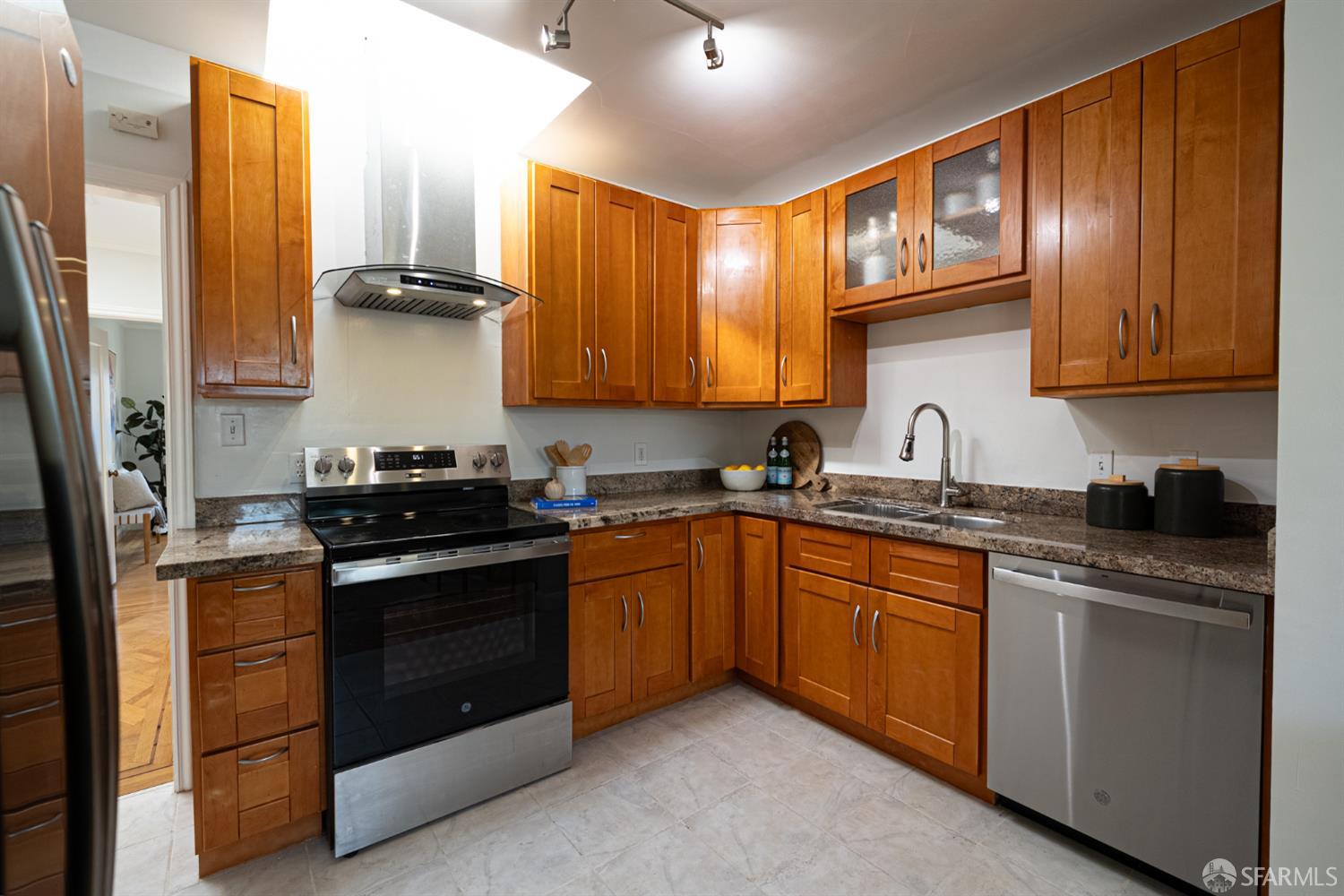 Detail Gallery Image 14 of 62 For 62 Bronte St, San Francisco,  CA 94110 - 2 Beds | 2 Baths