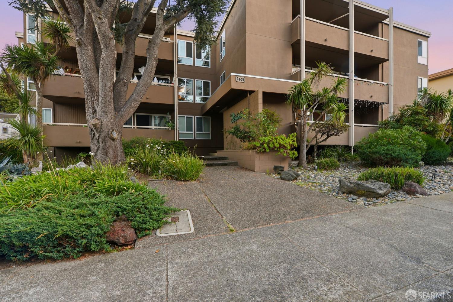 Detail Gallery Image 4 of 25 For 2421 Carlmont Dr, Belmont,  CA 94002 - – Beds | – Baths