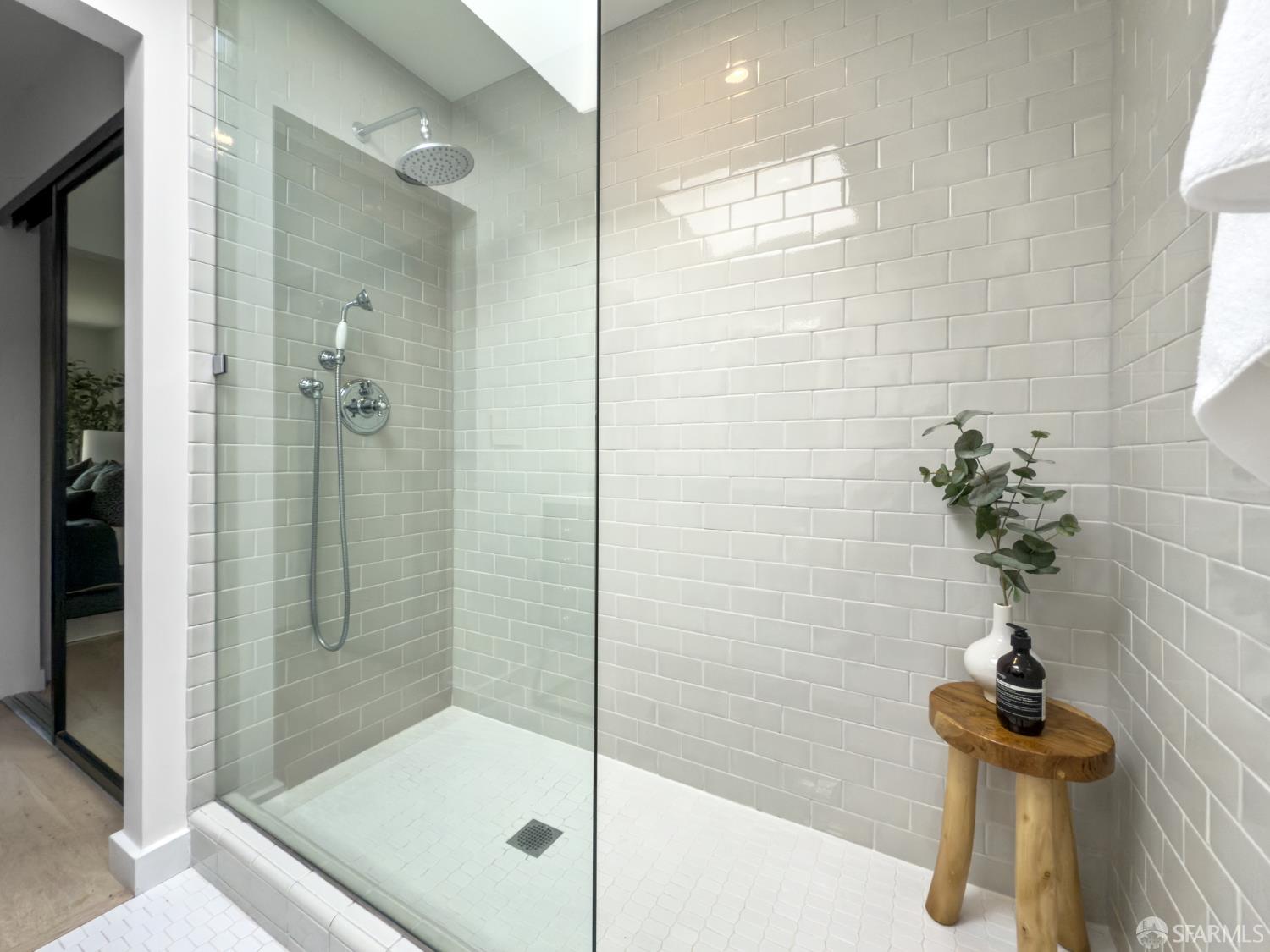 Detail Gallery Image 13 of 31 For 136 Bradford St, San Francisco,  CA 94110 - 4 Beds | 3 Baths