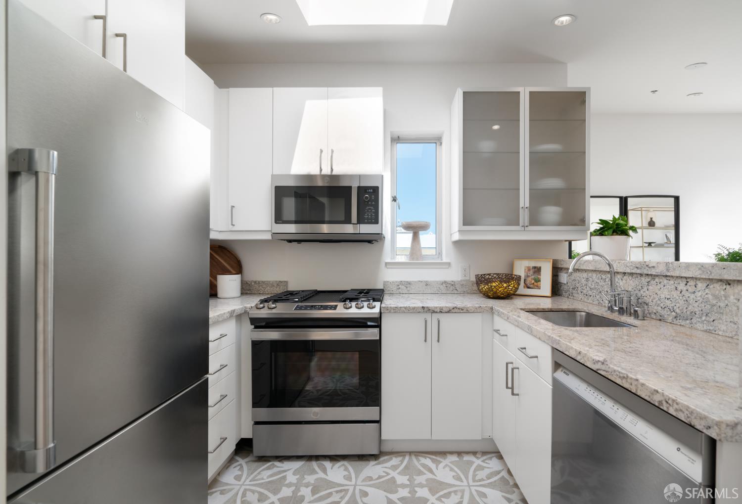 Detail Gallery Image 7 of 29 For 2315 Van Ness Ave #7,  San Francisco,  CA 94109 - 2 Beds | 1/1 Baths