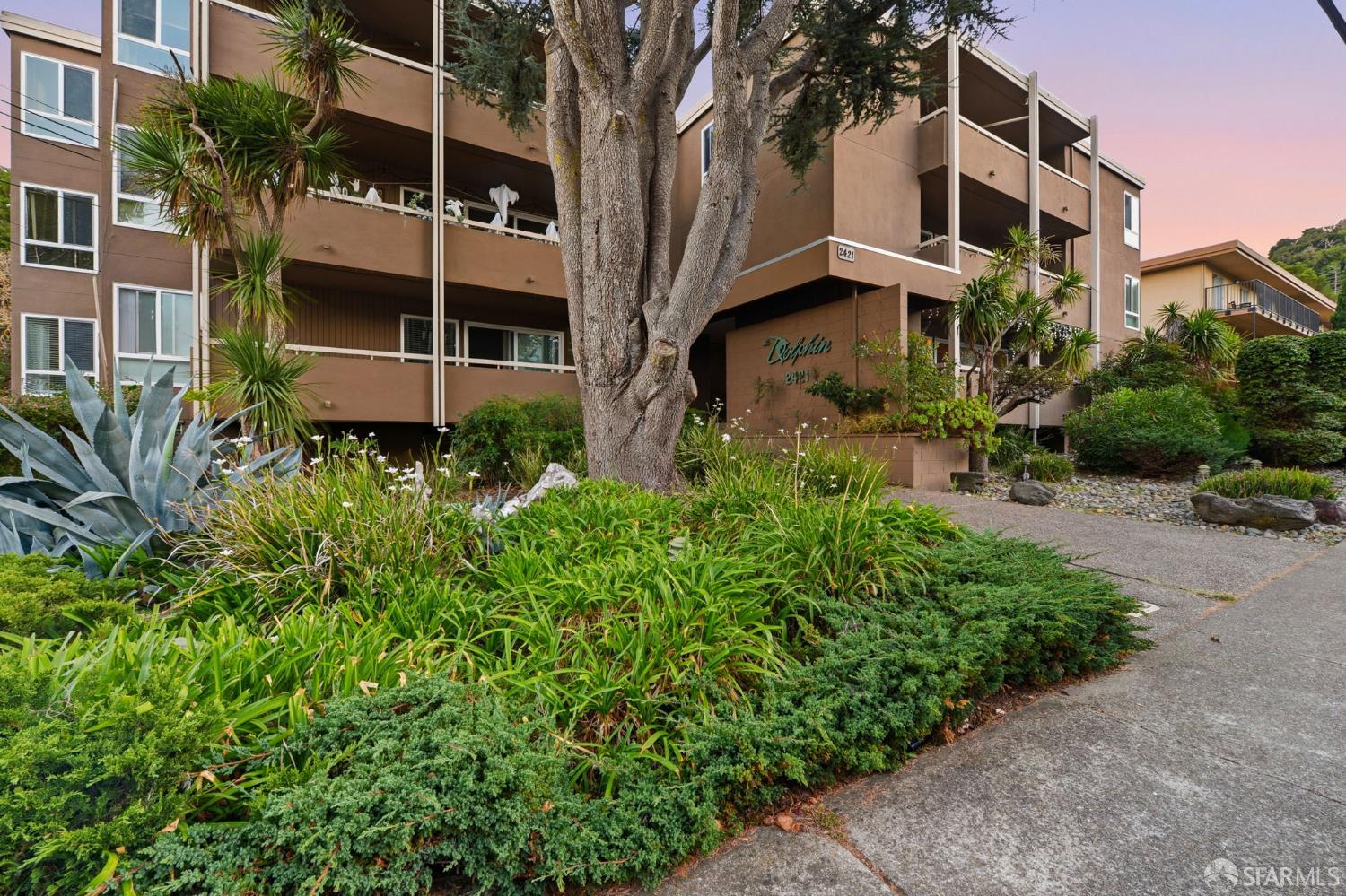 Detail Gallery Image 5 of 25 For 2421 Carlmont Dr, Belmont,  CA 94002 - – Beds | – Baths