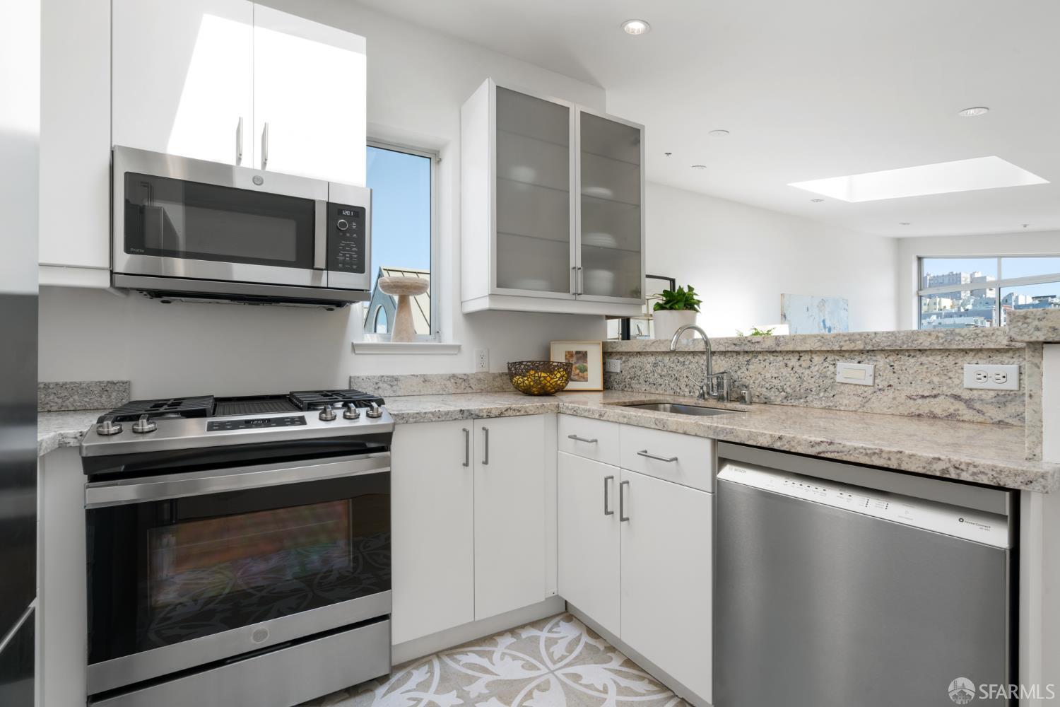 Detail Gallery Image 9 of 29 For 2315 Van Ness Ave #7,  San Francisco,  CA 94109 - 2 Beds | 1/1 Baths