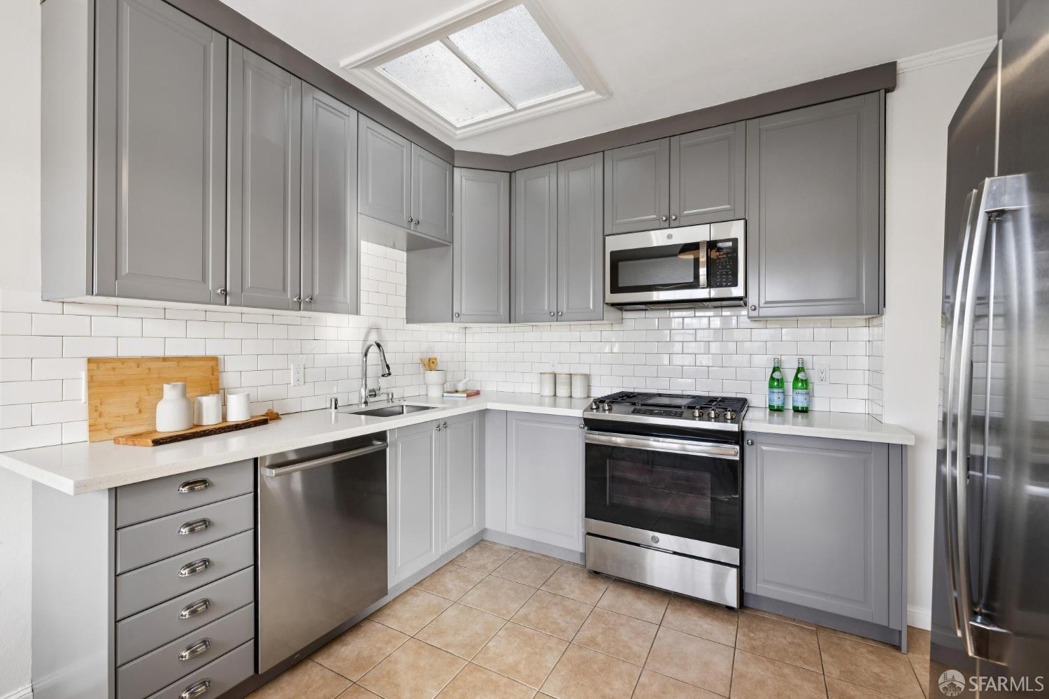 Detail Gallery Image 9 of 34 For 2574 46th Ave, San Francisco,  CA 94116 - 2 Beds | 1 Baths