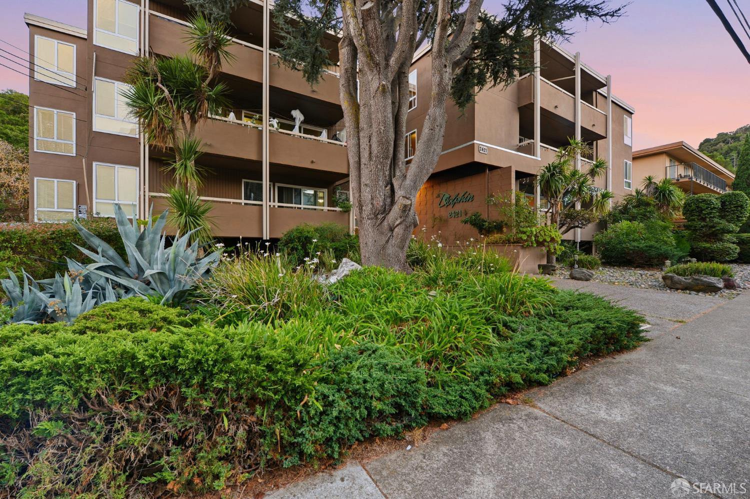 Detail Gallery Image 3 of 25 For 2421 Carlmont Dr, Belmont,  CA 94002 - – Beds | – Baths